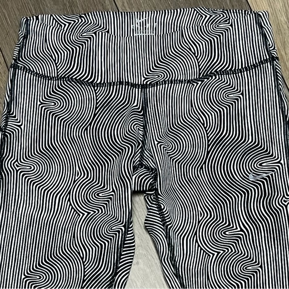 Nike Dri Fit Leggings Women Size M White Black Striped Swirls Yoga Pants - Picture 8 of 10